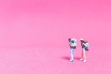 Gezginler pembe bir arka plan üzerinde çift