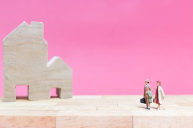 Evi pembe bir arka plan üzerinde çift , 