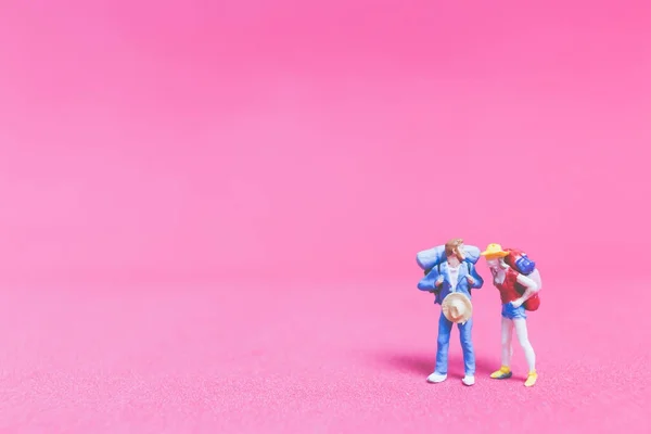 Par av resenärer på rosa bakgrund — Stockfoto