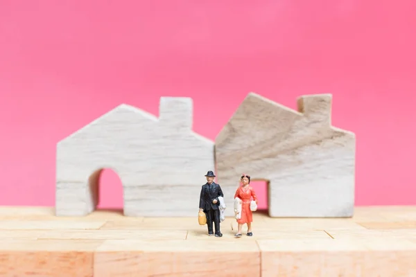Couple with house on pink background , — Stock Photo, Image
