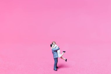 Pembe arka plan sarılma minyatür Çift