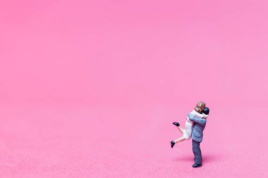 Pembe arka plan sarılma minyatür Çift