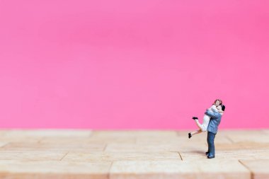 Pembe, Sevgililer kavramı sarılma minyatür Çift