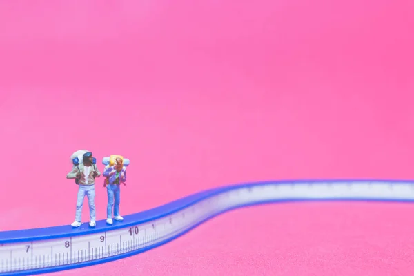 Miniaturmenschen: Paar auf der Brücke — Stockfoto