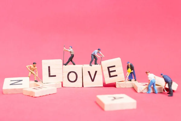Miniatűr emberek: munkavállaló csapatépítő szó "szerelem " — Stock Fotó