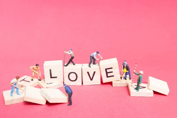 微型人: 工人团队建设字 "爱 " — 图库照片