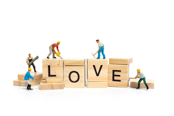 Persone in miniatura: Worker team building word "Amore  " — Foto Stock