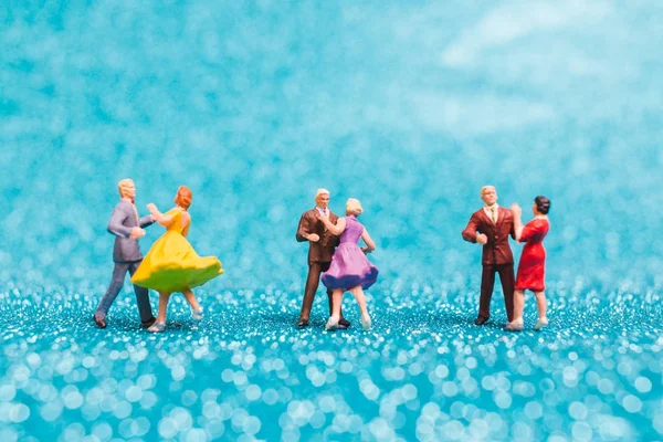 Pessoas em miniatura, Casal dançando no fundo azul brilho — Fotografia de Stock