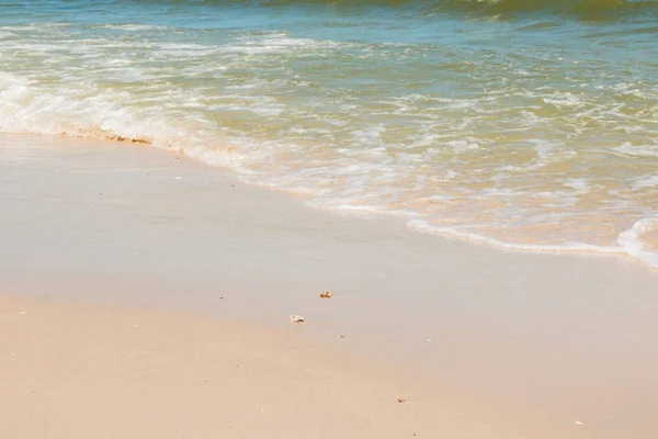 Douce vague d'océan sur le fond de la plage . — Photo