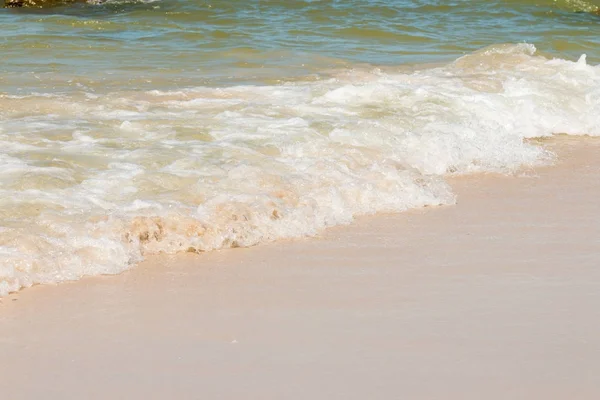 Douce vague d'océan sur le fond de la plage . — Photo