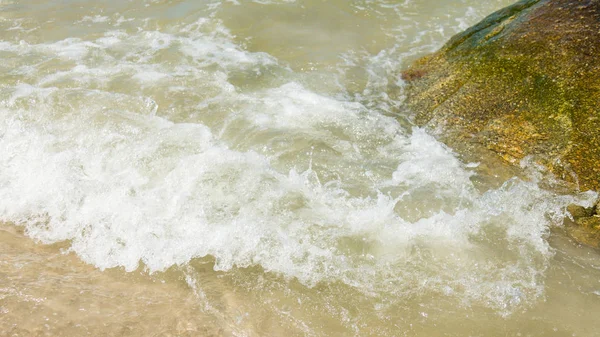 Douce vague d'océan sur le fond de la plage . — Photo