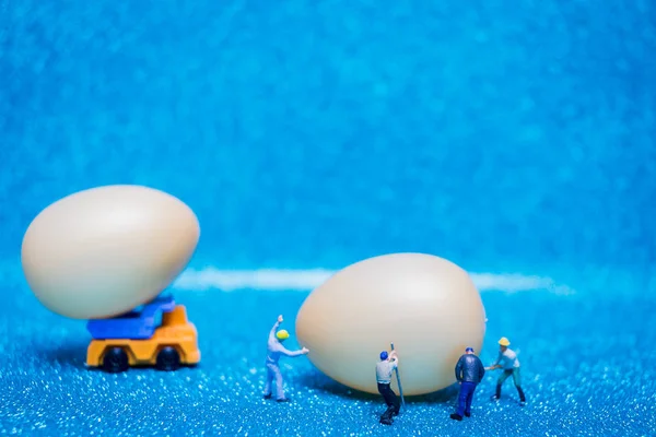 Miniature people work at Easter-eggs for Easter day — Stock Photo, Image