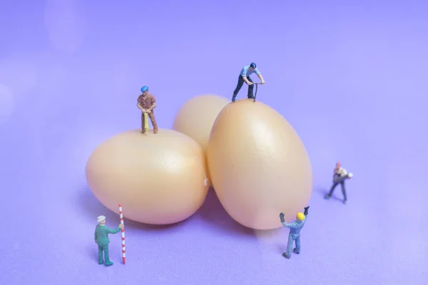 复活节彩蛋的微型人工作 — 图库照片