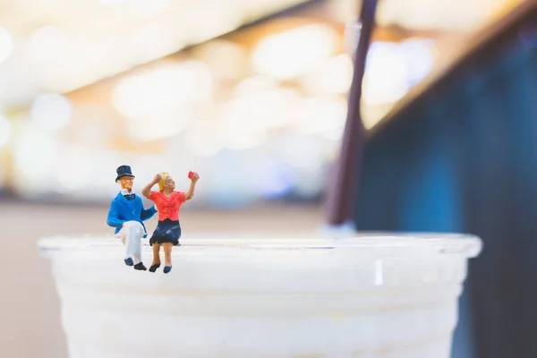 Miniature people : Couple sitting on cup , Valentine day's conce — Stock Photo, Image