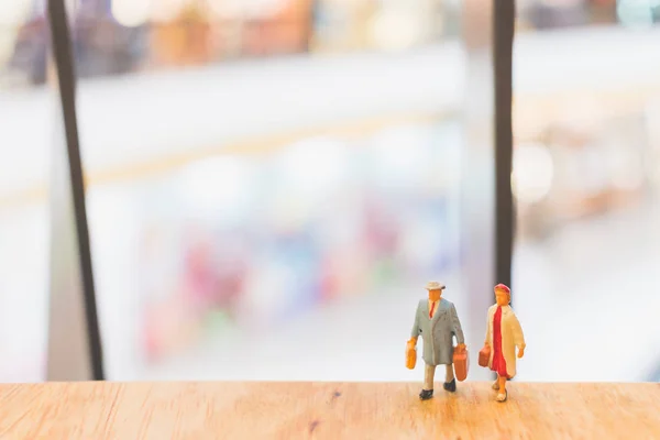 Personas en miniatura: Viajeros caminando por el puente — Foto de Stock
