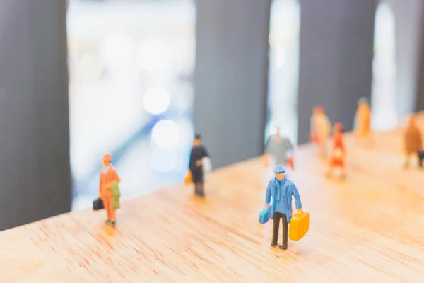 Miniatuur mensen: reizigers wandelen op de brug — Stockfoto