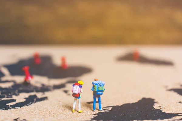 Personas en miniatura viajeros caminando en el mapa del mundo  , —  Fotos de Stock