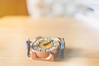 Minyatür insanlar: işadamı ile eski saat ayakta