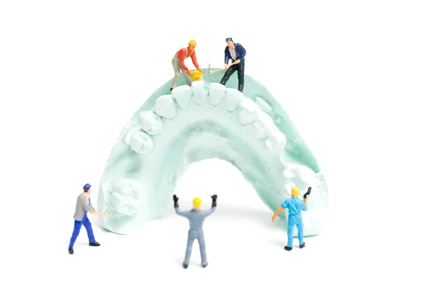 Miniature Worker team sta archiviando denti falsi — Foto Stock