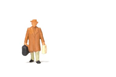 Minyatür insanlar; Gezgin bir çanta üzerinde beyaz backgrou holding