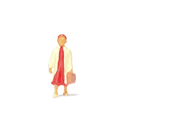 Miniatyr människor; Resenär som innehar en handväska på vit backgrou — Stockfoto