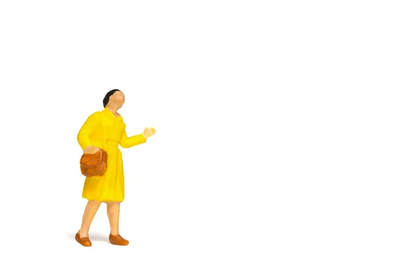 Personas en miniatura; Viajero sosteniendo un bolso sobre fondo blanco —  Fotos de Stock