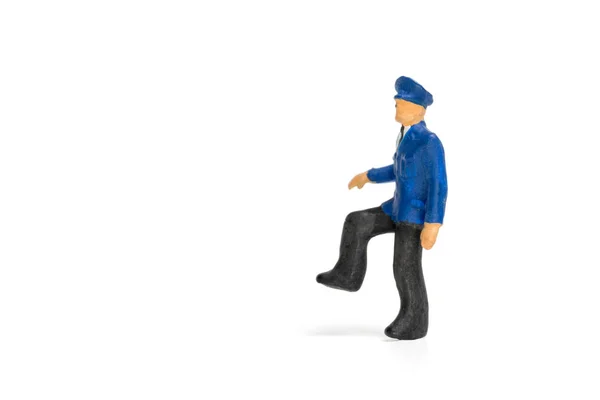 Miniaturmenschen: Polizist auf weißem Hintergrund — Stockfoto