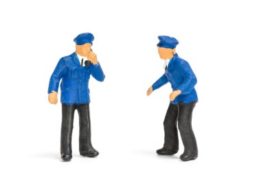 Minyatür insanlar: beyaz zemin üzerine polis 