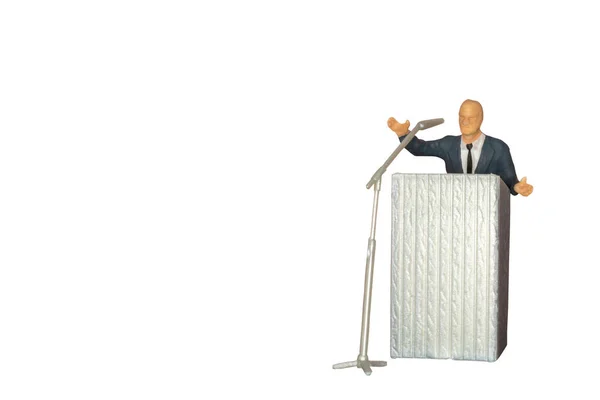Miniaturní lidí politika mluvit s mikrofonem izolace membrána tvoří — Stock fotografie