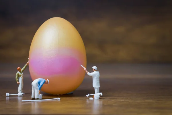 迷你:P ainter 的人正在画复活节彩蛋 — 图库照片