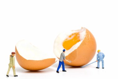Minyatür insanlar yumurta Paskalya günü için çalışmak 