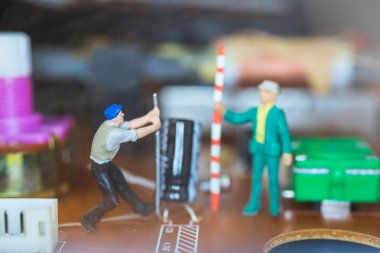 Minyatür insanlar: elektronik devrelerin tamir alt takım. 
