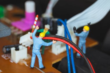 Minyatür insanlar: elektronik devrelerin tamir alt takım. 