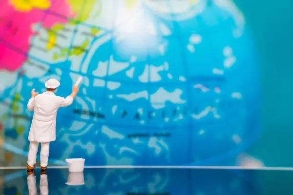 Miniaturmenschen: Maler malen auf dem Globus Hintergrund — Stockfoto