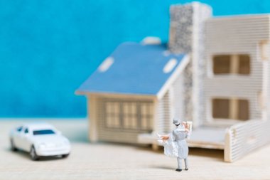 Minyatür insanlar: gelin ve damat mavi zemin üzerine. 