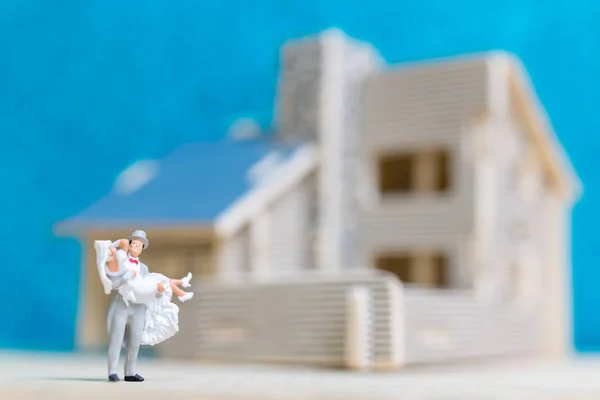 Miniaturmenschen: Braut und Bräutigam auf blauem Hintergrund. — Stockfoto
