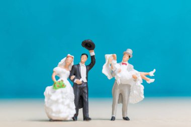 Minyatür insanlar: gelin ve damat mavi zemin üzerine. 