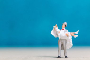 Minyatür insanlar: gelin ve damat mavi zemin üzerine. 