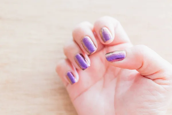 美丽的指甲油在手, 紫色指甲艺术指甲 — 图库照片