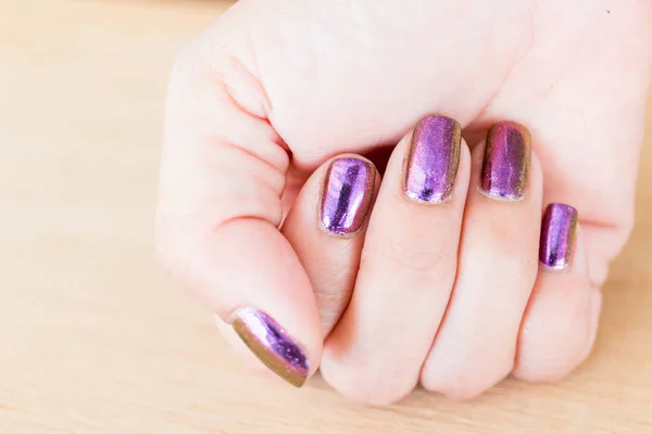 Belo esmalte de unhas na mão, manicure de arte de unhas roxas — Fotografia de Stock