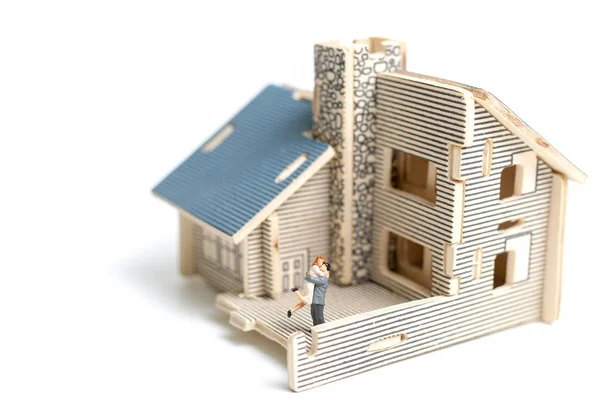 Miniaturowe para: para, patrząc na ich wymarzony dom — Zdjęcie stockowe