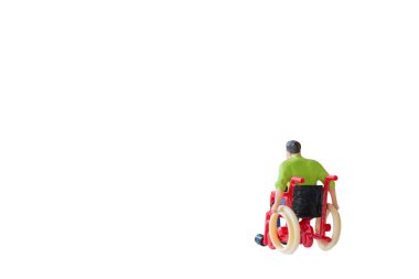 Kırpma yolu beyaz zemin üzerine minyatür insanlar adam tekerlekli sandalyede izole