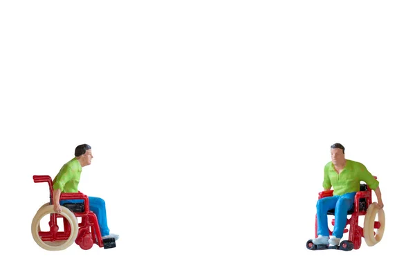 微型人人在轮椅隔离在白色背景与修剪路径 — 图库照片