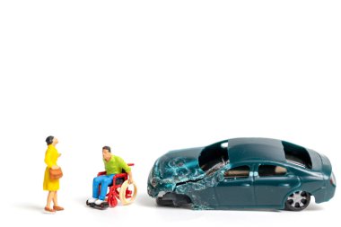 Minyatür insanlar: kaza sahnesi, beyaz arka plan üzerinde trafik kazası