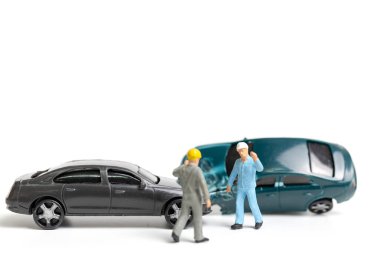 Minyatür insanlar: kaza sahnesi, beyaz arka plan üzerinde trafik kazası