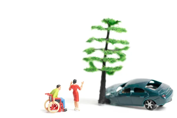 Pessoas em miniatura: Cena de acidente, acidente de carro em fundo branco — Fotografia de Stock