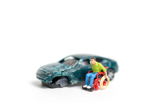 Miniaturowe osób: scena wypadek, wypadek samochodowy na białym tle — Zdjęcie stockowe