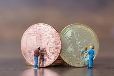 Minyatür insanlar: Bitcoin parasının dijital (Cryptocurrency şeklinde alt takım)