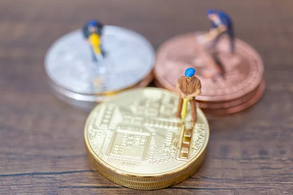 Miniature people: Worker team making Bitcoin currency in the form of digital (Cryptocurrency) — Stock Photo, Image