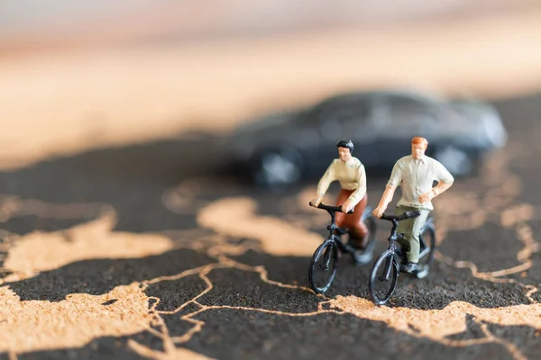 Miniaturmenschen mit dem Fahrrad — Stockfoto